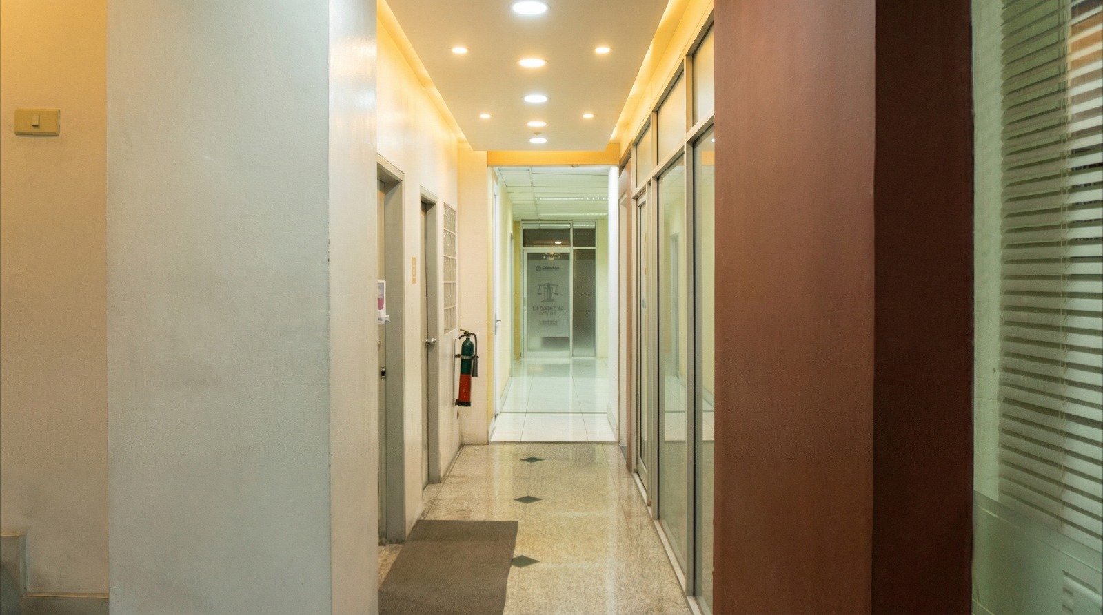 Tampak bagian dalam dan lorong ARVA Building Gondangdia